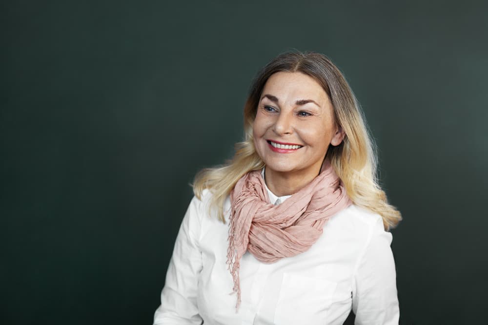 Femme souriante dans un moment chaleureux