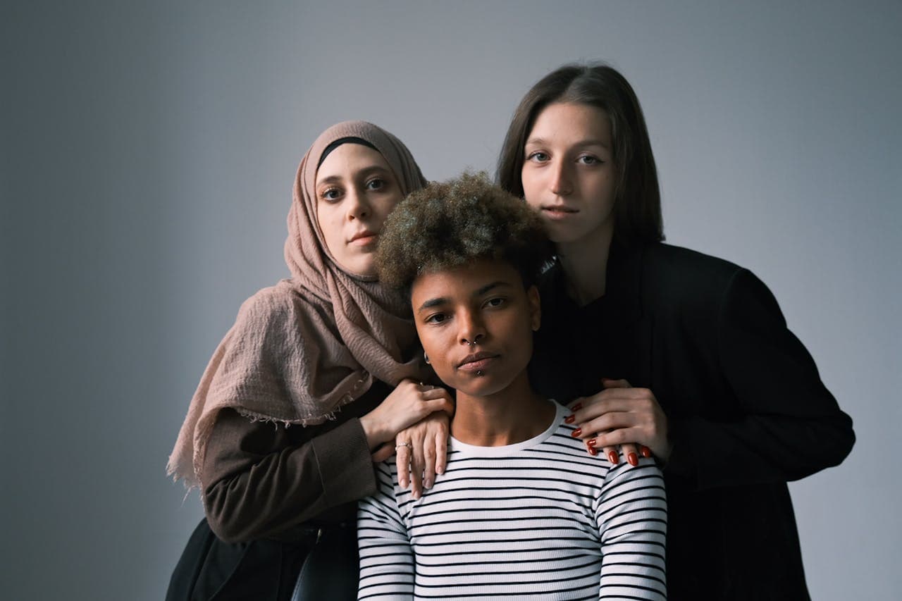 Femmes de différents horizons réunies dans un esprit de soutien et d’inclusion