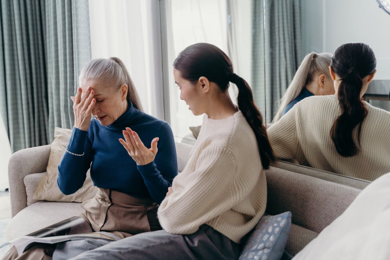 Femme soutenant une autre femme dans un moment difficile