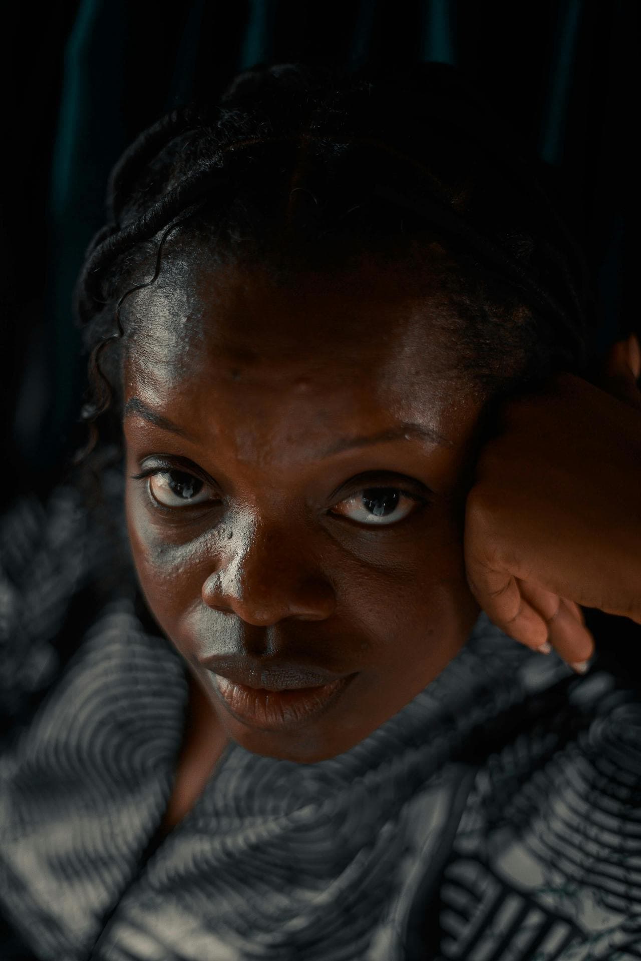 Portrait emotionnel d une femme dans une ambiance intime