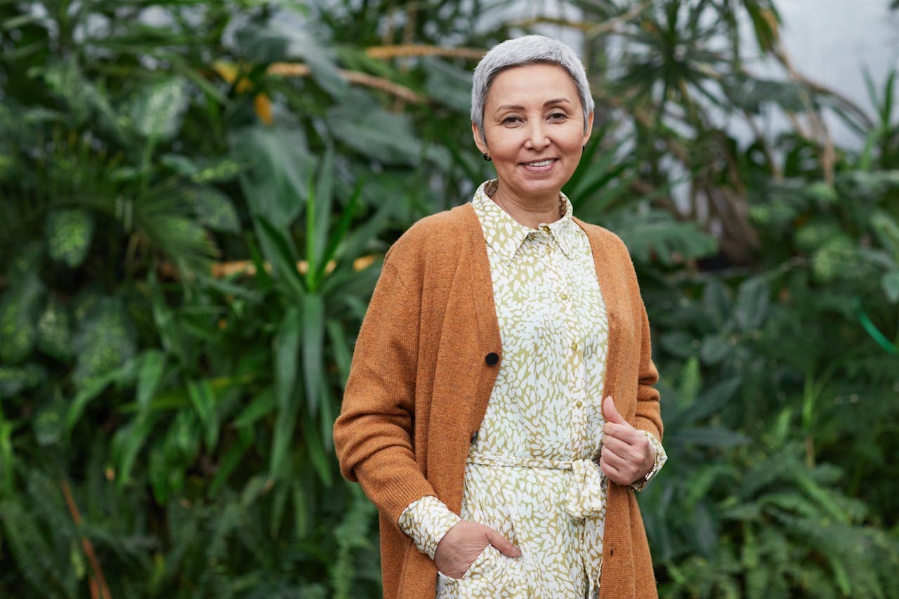 Femme mature dans un environnement naturel et apaisant